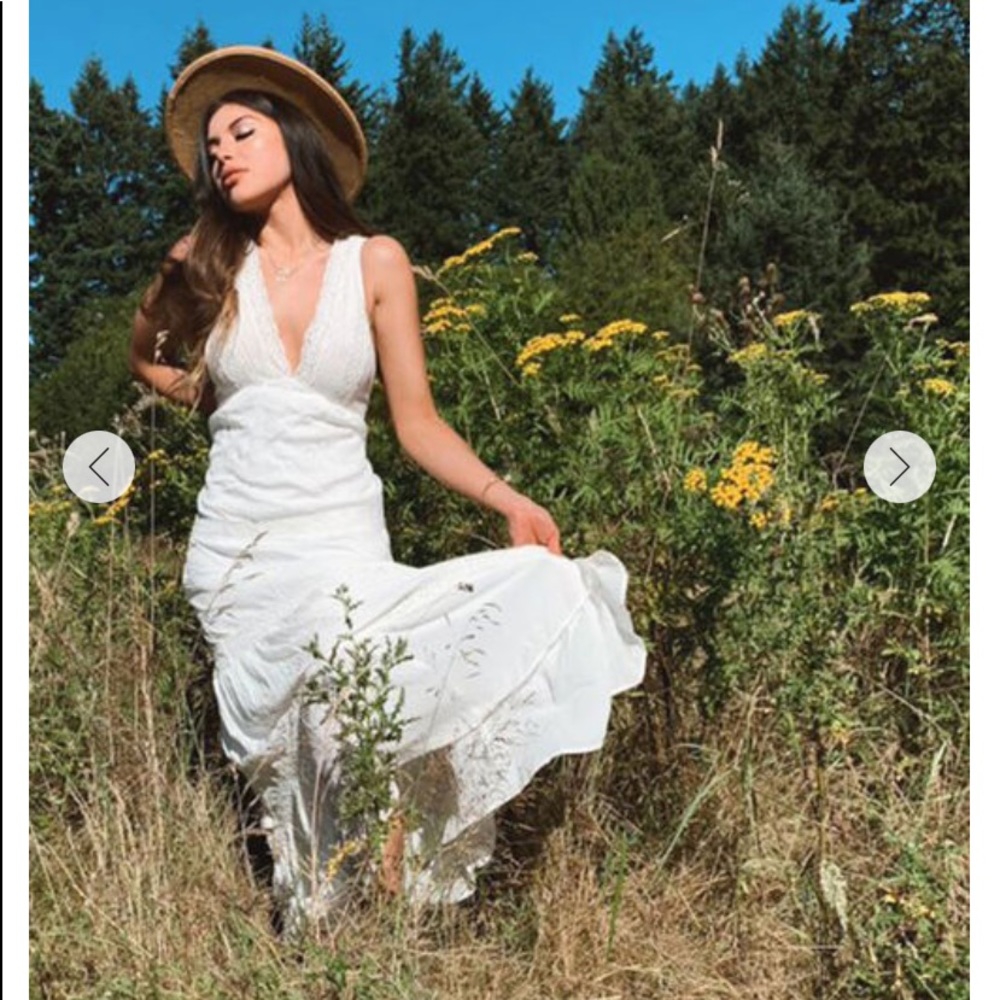 🦋Plunging Lace Trim Maxi Dress